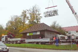 Baustelle mit Halle, Arbeitern und Kran