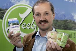 Inhaber Hubert Leeb mit Produkten von Leeb-Biomilch