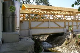 Halle aus Holz mit Kühlungsfass