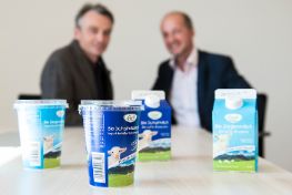 Leeb Milch und Joghurt mit Geschäftsführern im Hintergund 