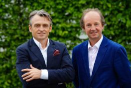 zwei Geschätsführer Jörg Hackenbuchner und Hubert Leeb mit blauem Anzug